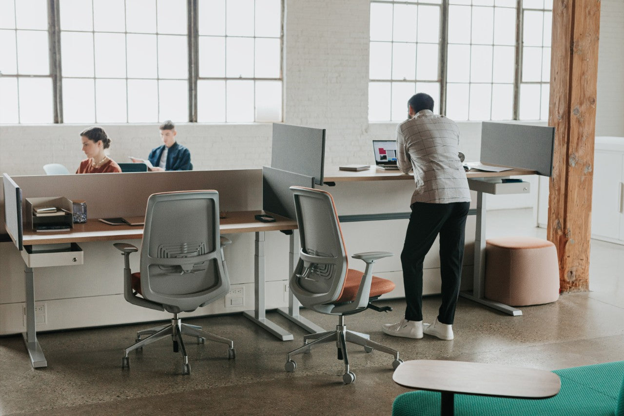 Bureau ajustable en hauteur dans un environnement dynamique.