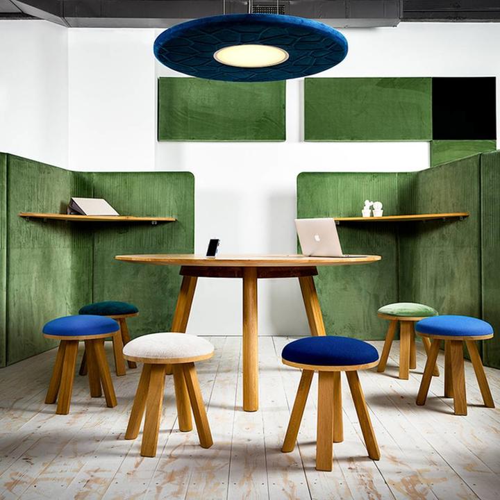 Panneaux acoustiques, luminaire et tabourets du fabricant Buzzispace Québec