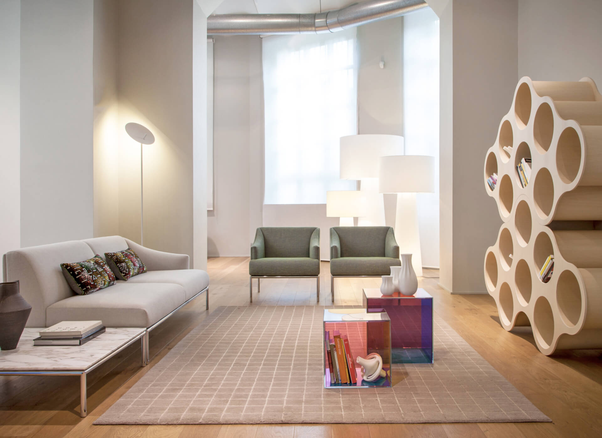 Salle d'attente avec fauteuils et rangement du fabricant Capellini