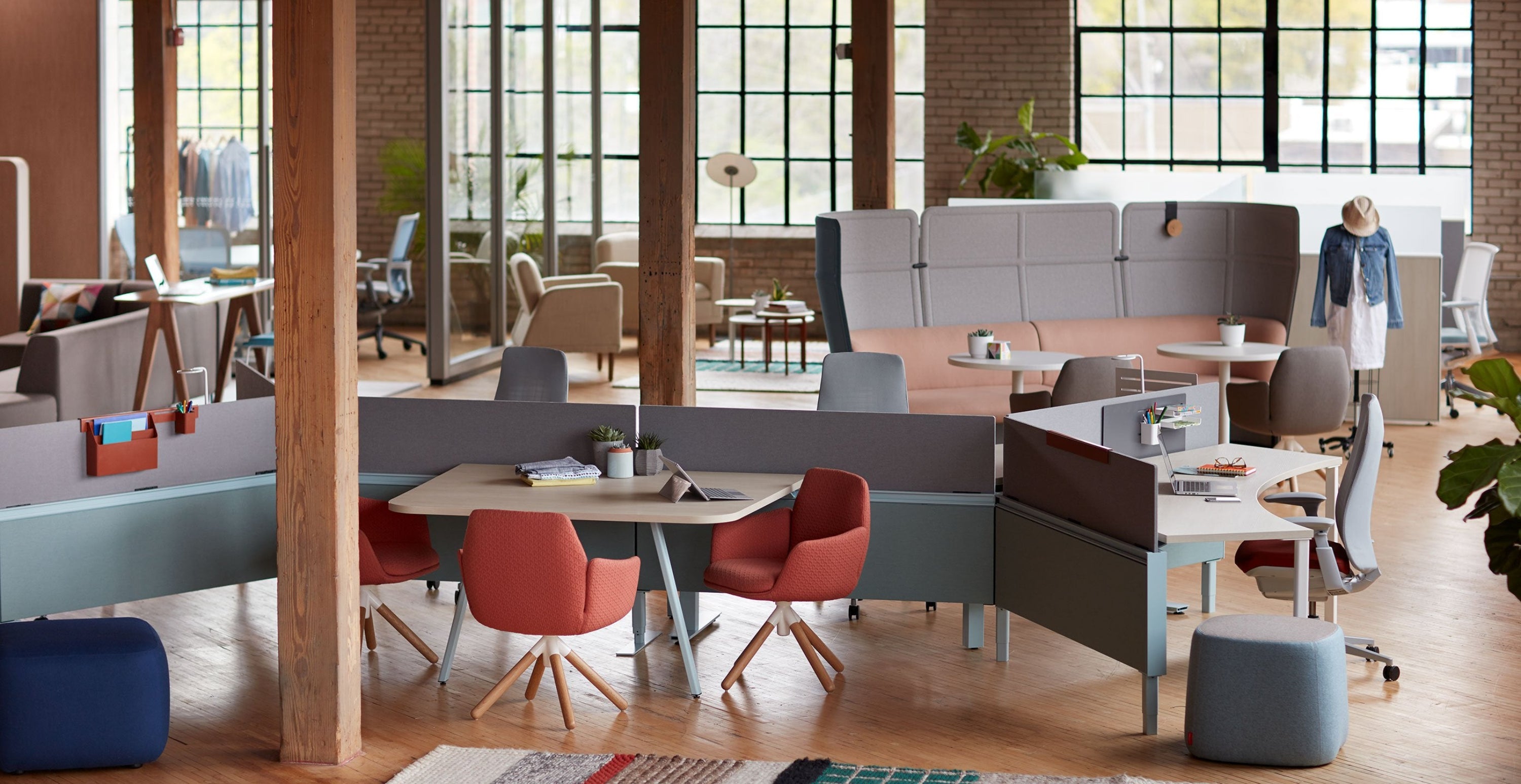 Solutions de bureau connectées Haworth Compose pour environnement de travail moderne