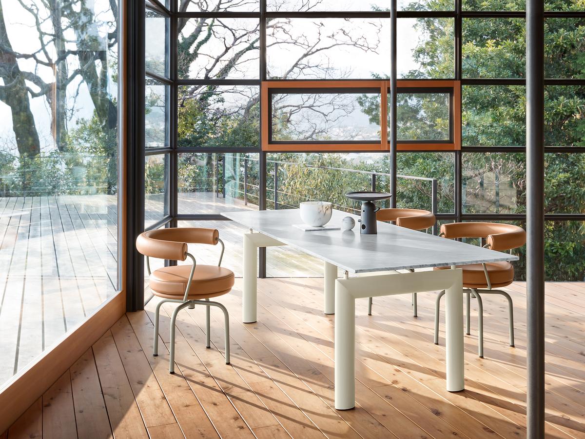 Table dessus en marbre blanc et fauteuils en cuir tan