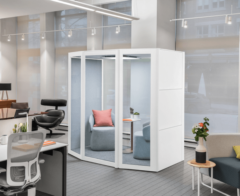 Cabine acoustique dans un espace bureau pour rencontre privée