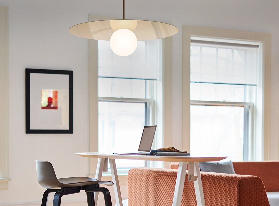 Luminaire suspendu coupole dorée et globe en verre givré de la collection Pablo