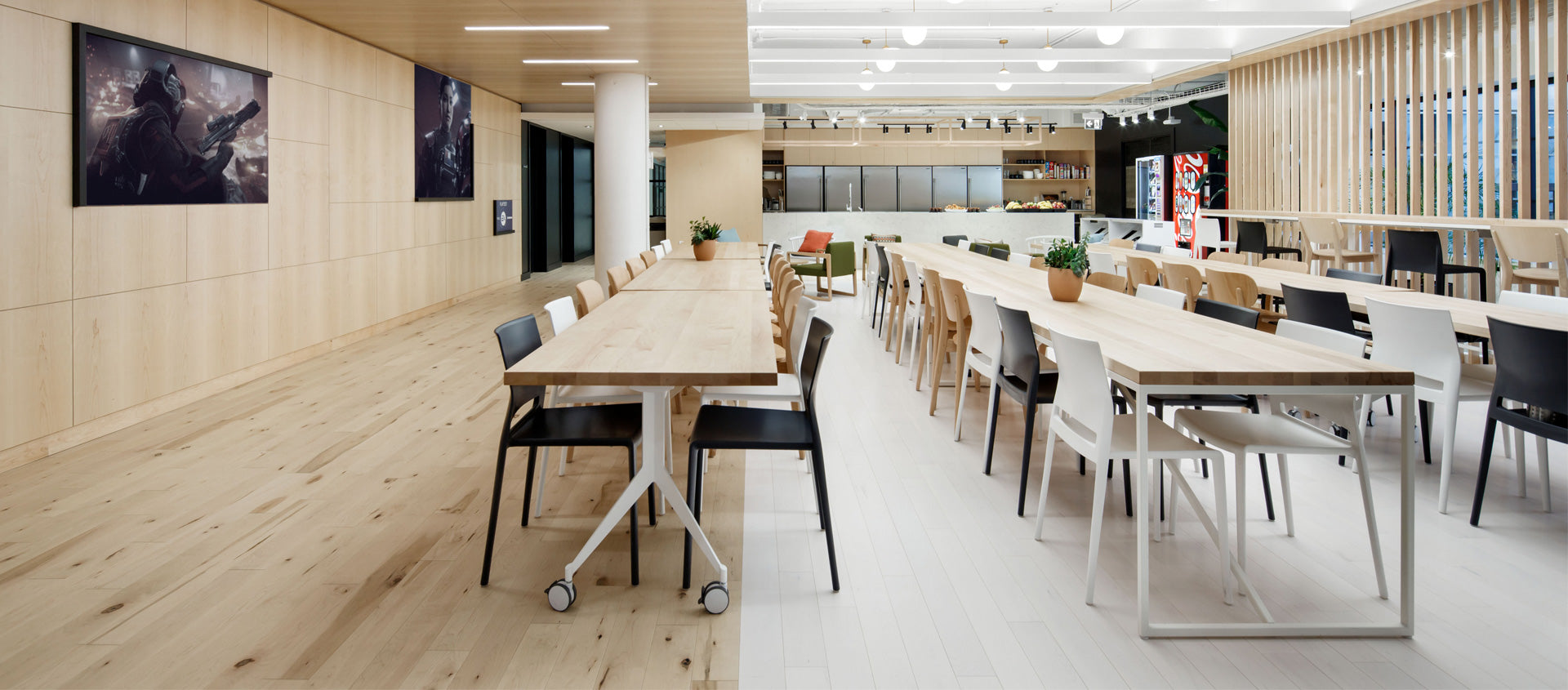 cafétéria d'entreprise avec tables dessus en bois et chaises en plastique du fabricant Groupe Global