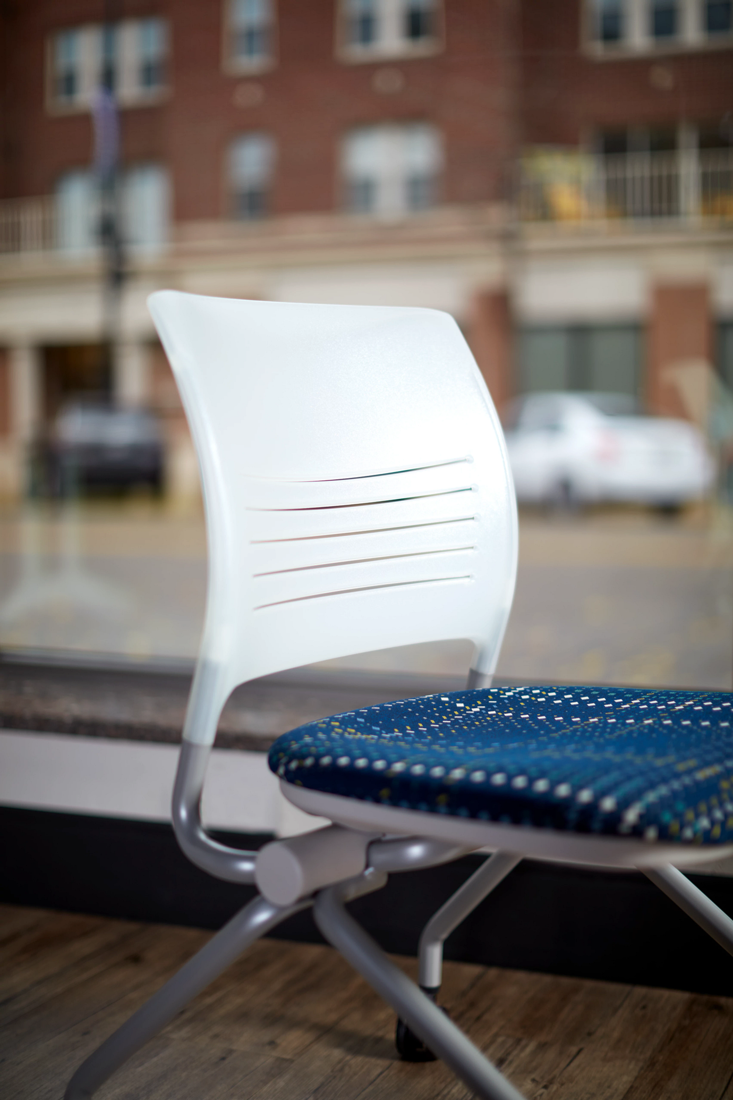 Chaise Strive du fabricant Ki assise rembourré bleu et dos en plastique blanc