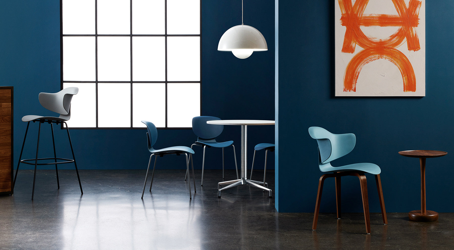 Chaise quatre pattes et coquille en plastique bleu du fabricant Keilhaeur