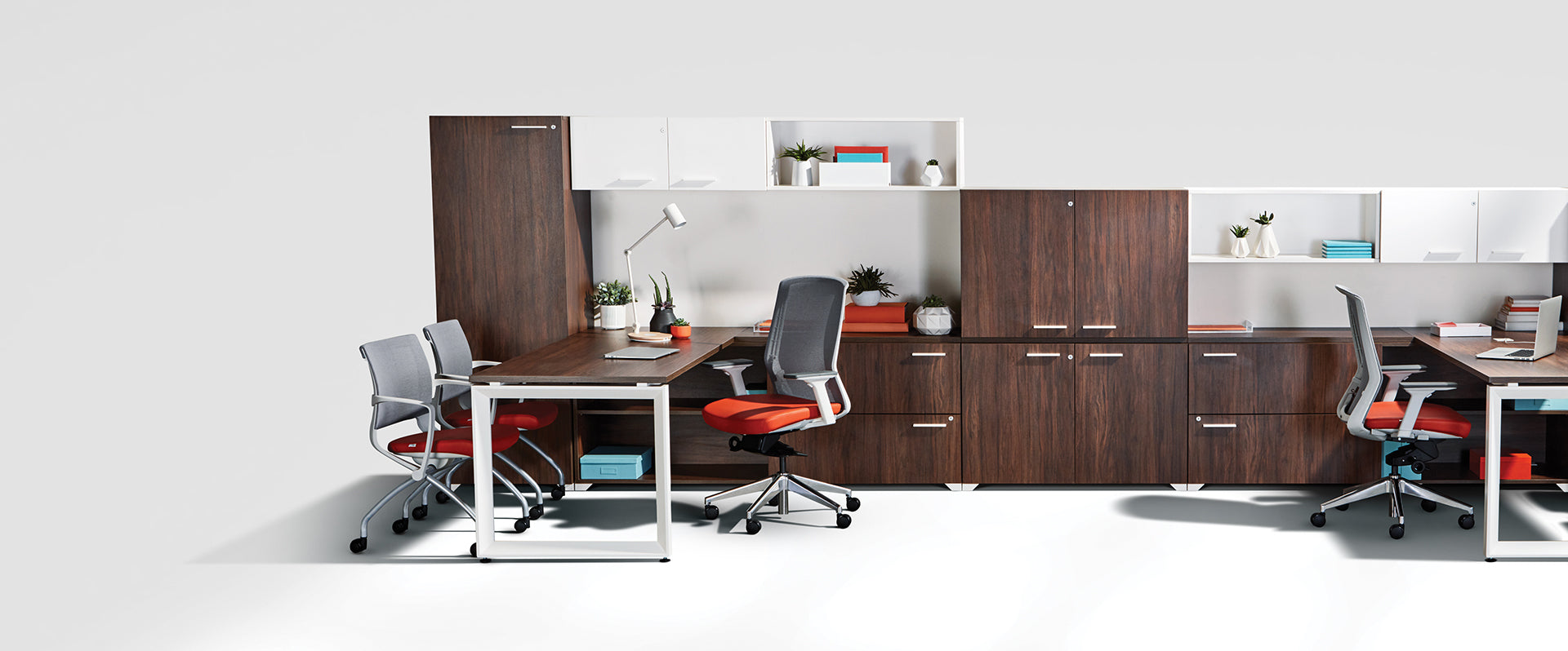 Aménagement et mobilier Tayco de deux postes de travail dos a dos