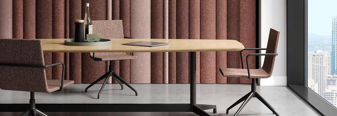 Table bureau dans un espace de direction