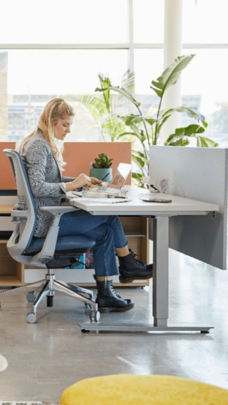 Mobilier gouvernemental constitué d'une table de travail ajustable en hauteur électrique et d'un fauteuil ergonomique