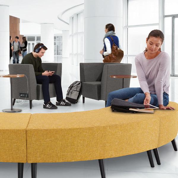 fauteuils de détente jaunes et gris dans un agora destiné à des étudiants