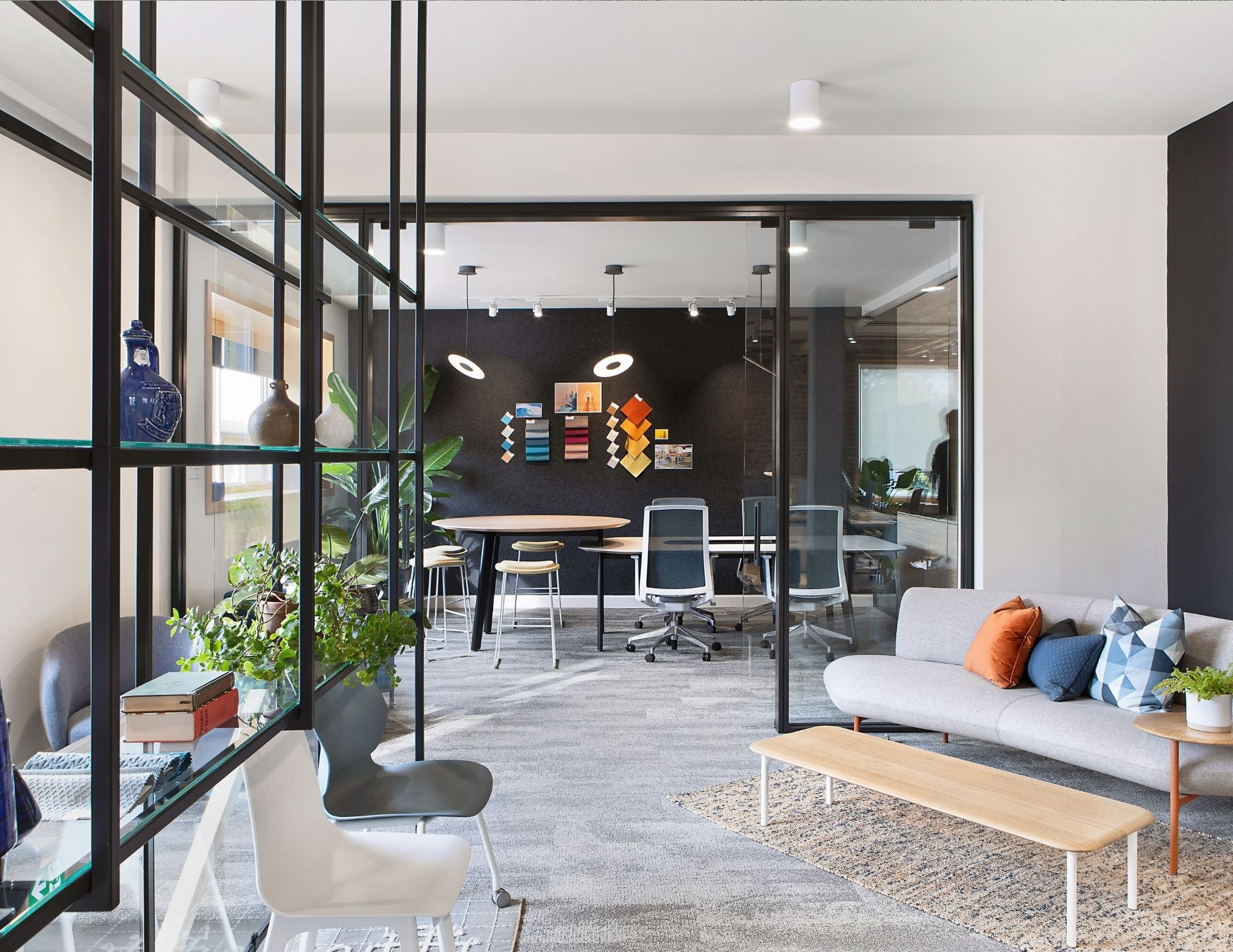 salle de conférence dans la salle de montre chez consulis environnement de bureau