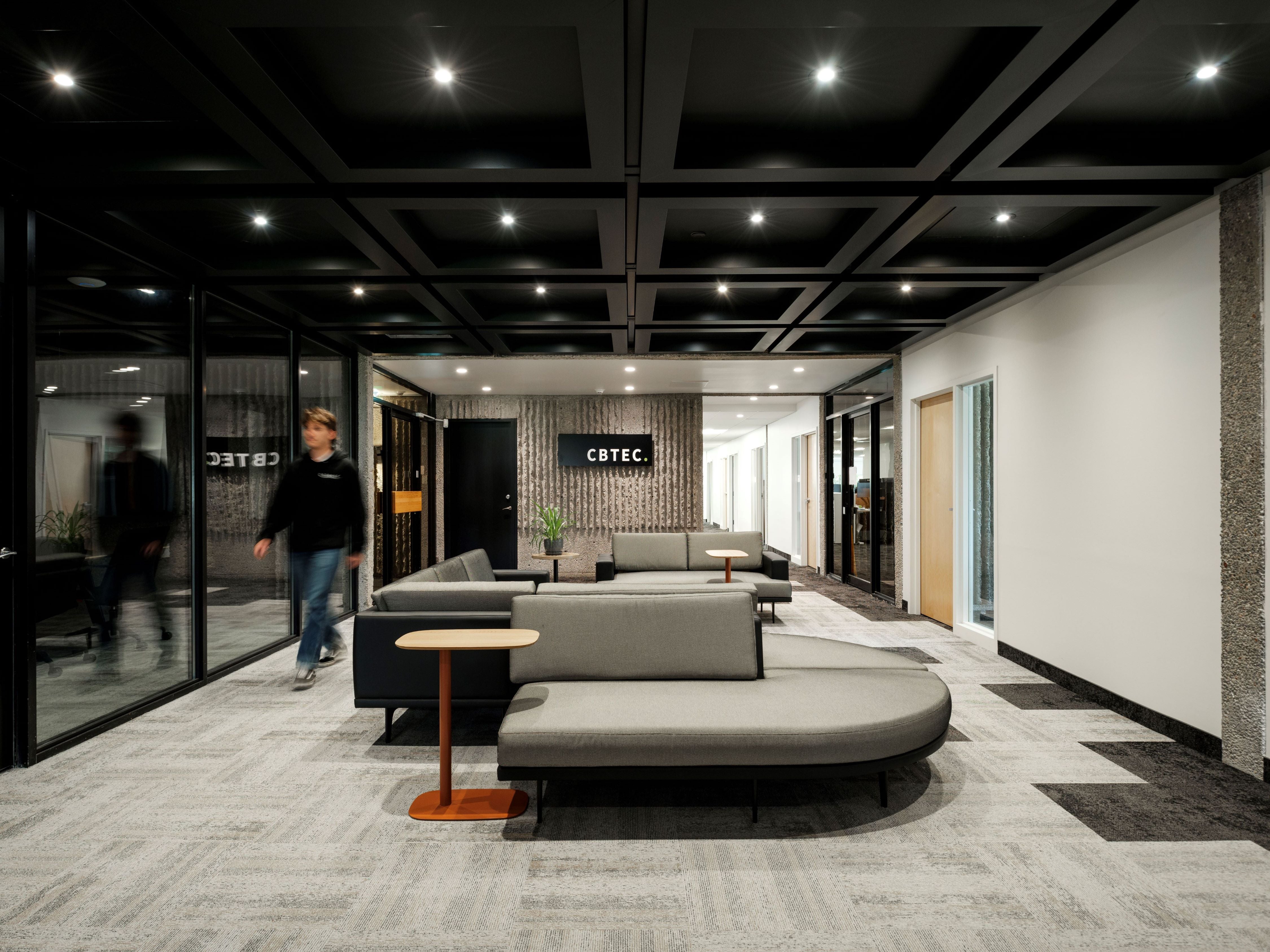 salle de d'attente avec fauteuils modulaires dans les locaux de l'entreprise CBTEC