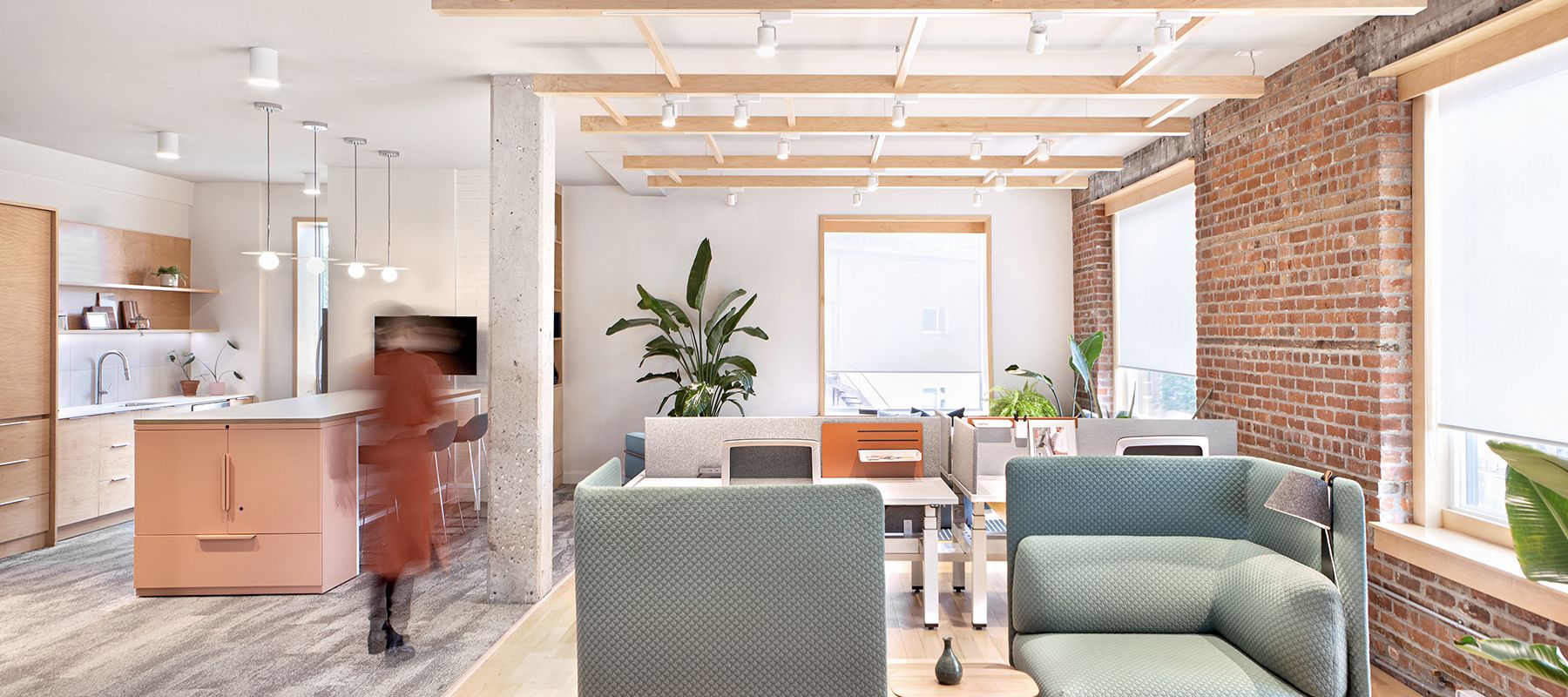 salle de montre avec fauteuils lounge vert et cuisinette pour rencontre