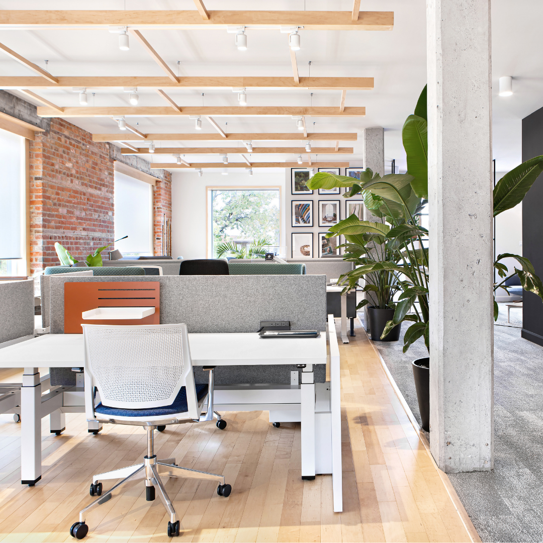 poste de travail ajustable en hauteur dans le showroom de consulis ameublement de bureau sur la rue saint vallier à quebec