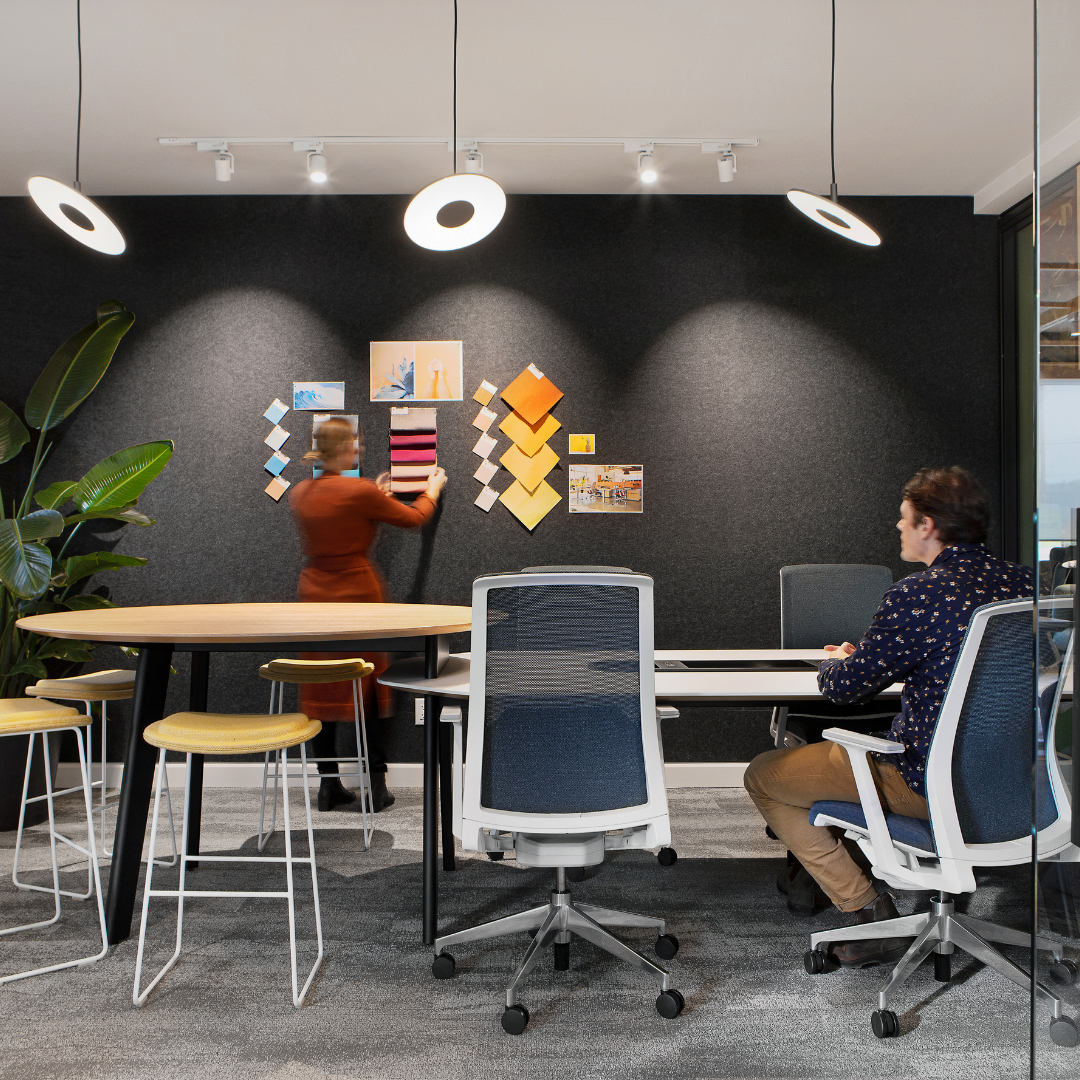 mur en feutre pour présentation de projet de mobilier commercial dans une salle de conférence