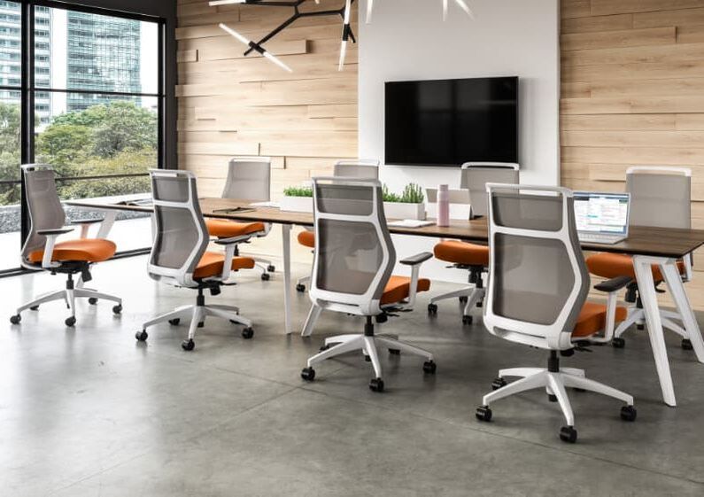 Table de conférence pour dix personnes avec fauteuils ergonomiques du fabricant Sit on It