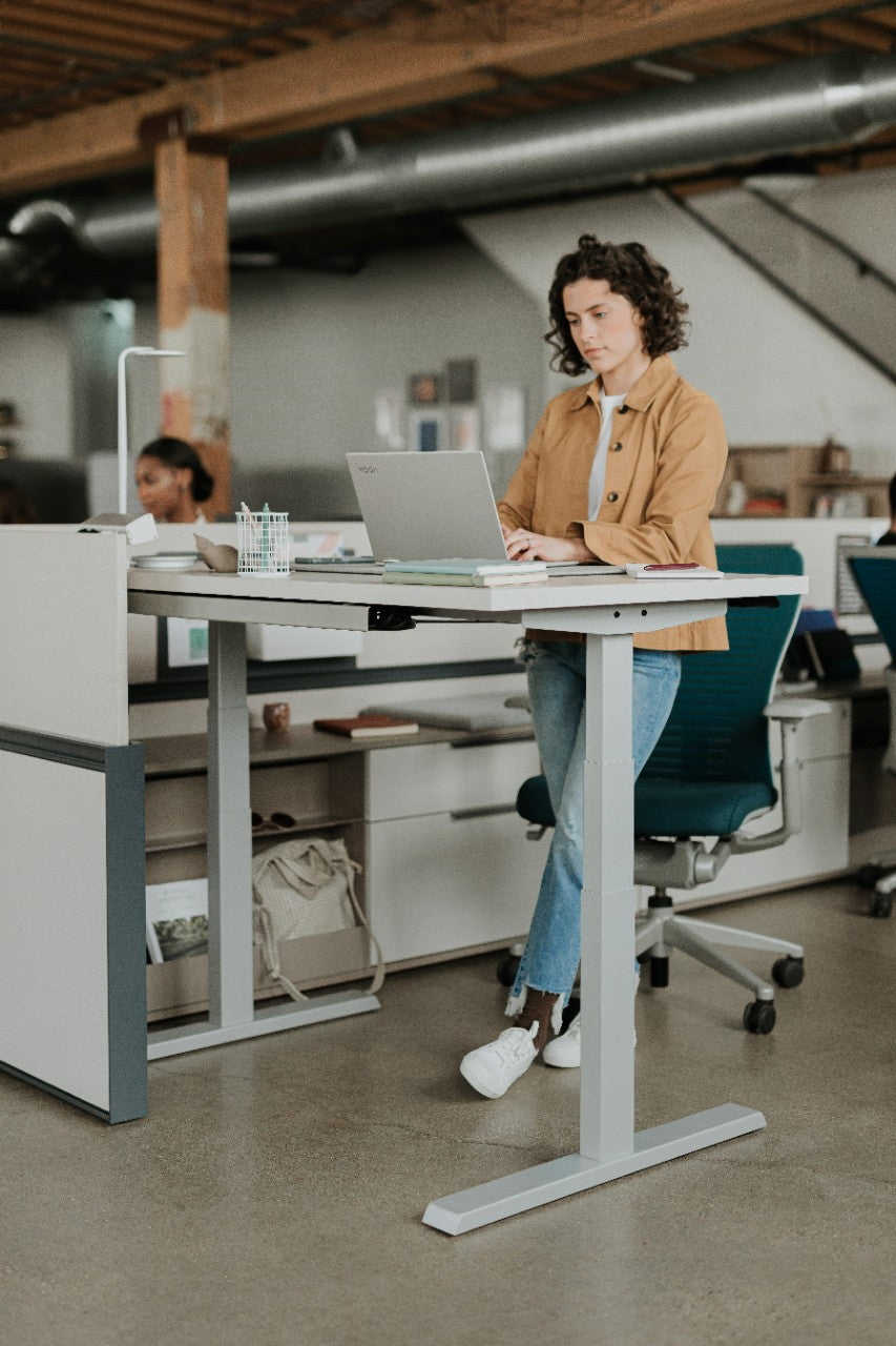 table de travail rectangulaire ajustable en hauteur du fabricant Haworth
