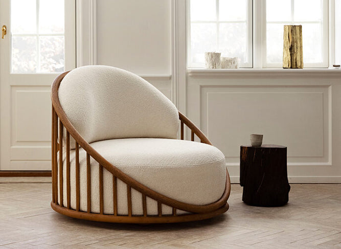 Fauteuil de détente contour bois et tissu blanc cassé du fabricant Tusch