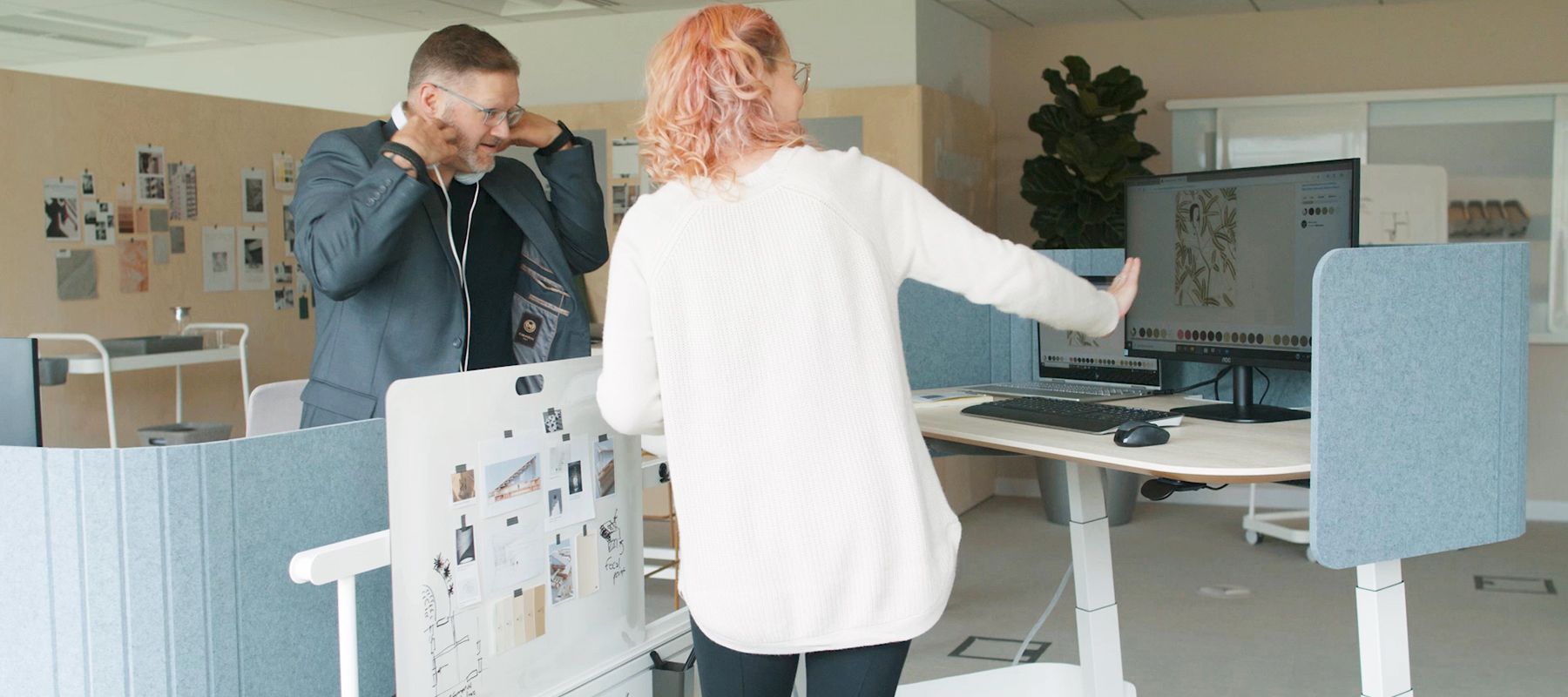deux personnes qui discutent sur des choix de tissu pour des fauteuils de bureau