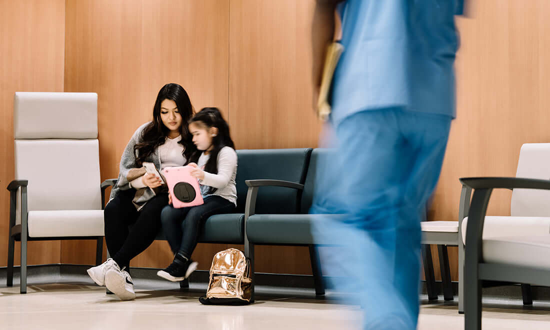 Créez des espaces de santé sécuritaires et confortables pour tous - Consulis mobilier de bureau 