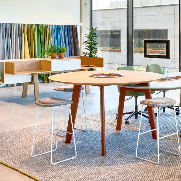 salle de présentation avec échantillons de tissus pour recouvrement de fauteuil de bureau haworth