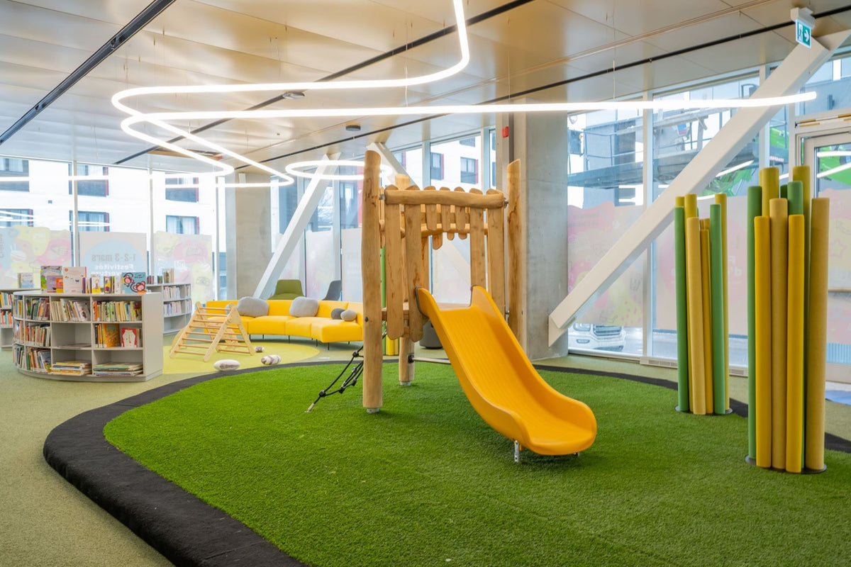 Espace jeunesse bibliothèque avec aire de jeux - Glissoire, mobilier enfants et aménagement ludique professionnel