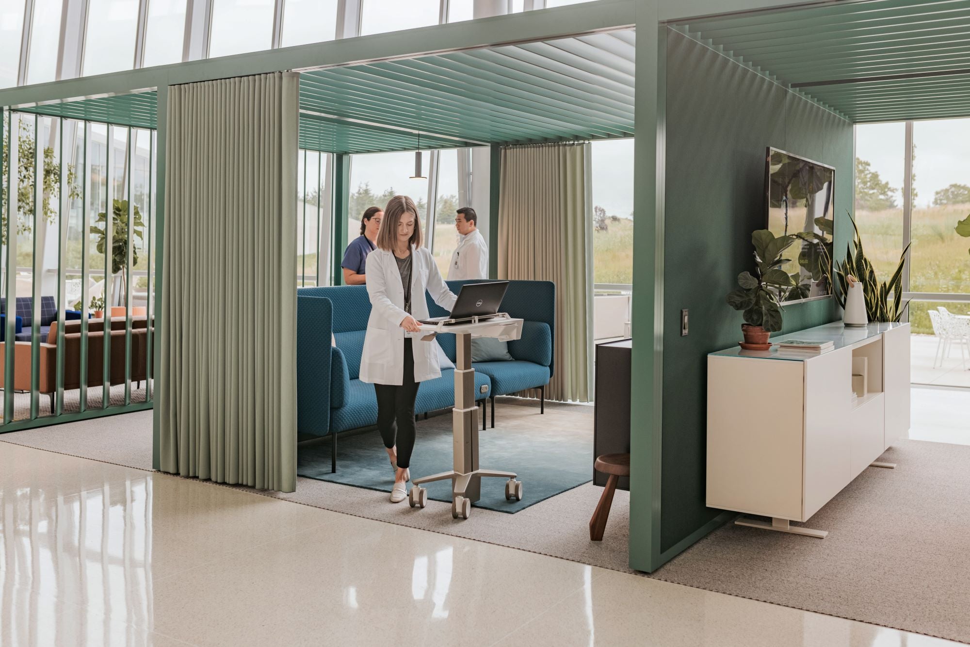 Espace médical moderne avec mobilier de bureau professionnel - bureau ergonomique, chaises médicales et rangements