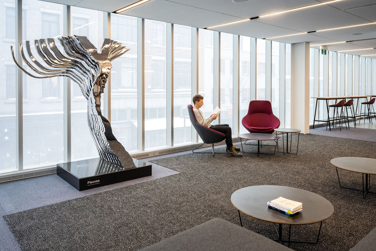 Espace lecture bibliothèque avec mobilier de bureau haut de gamme - Fauteuils design et tables basses contemporaines