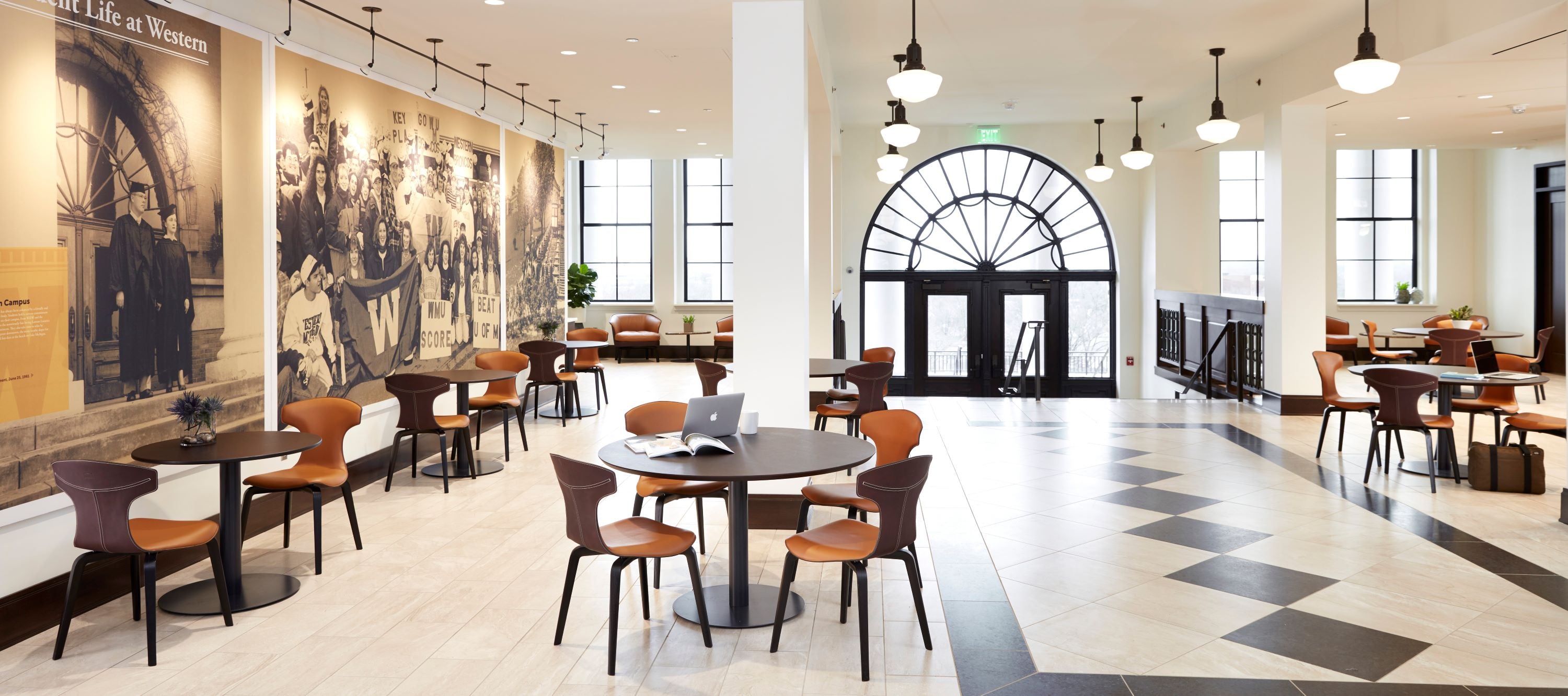 Lobby universitaire moderne avec mobilier de bureau professionnel - tables rondes, chaises ergonomiques et espace de travail collaboratif