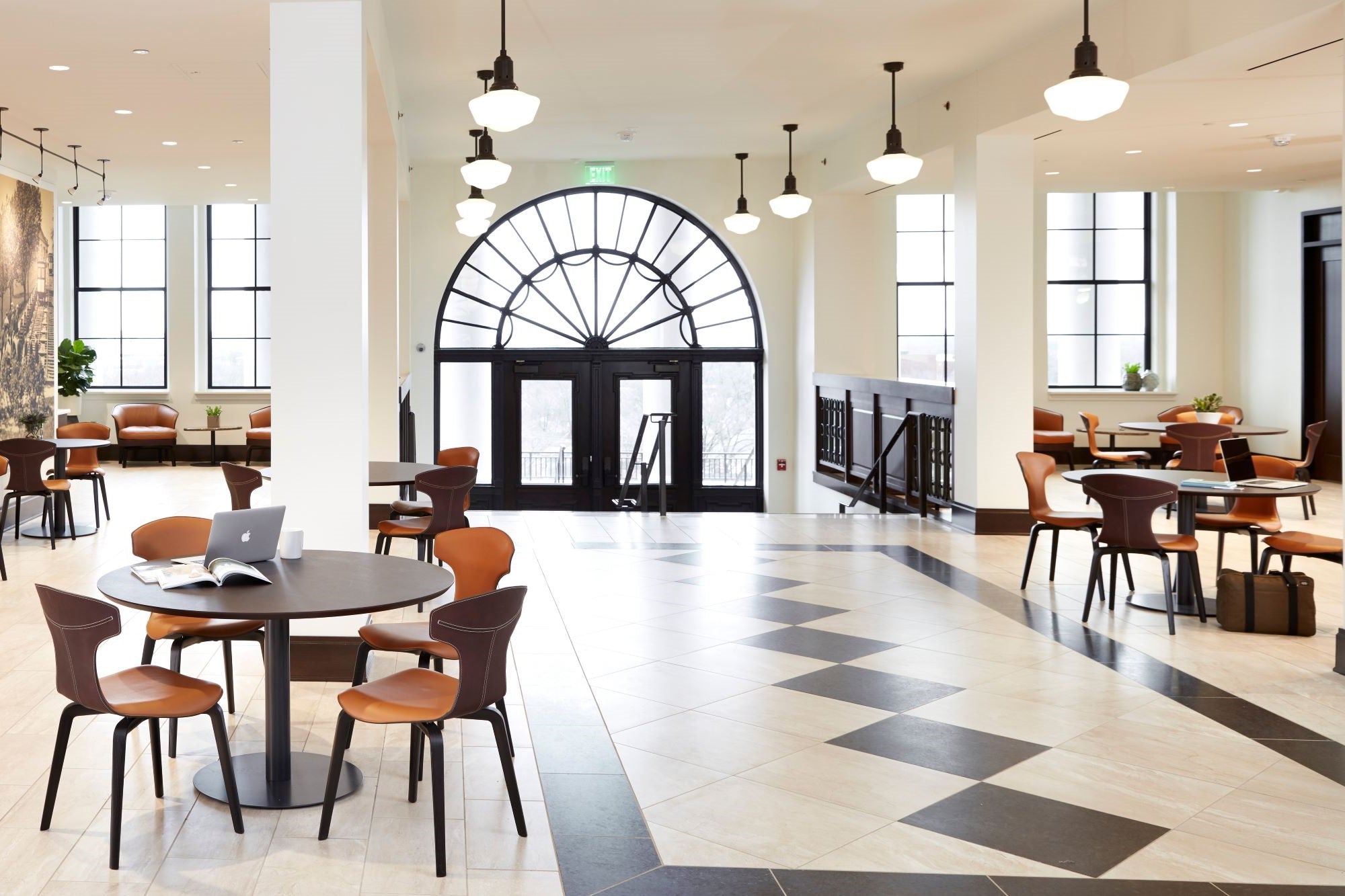Lobby universitaire moderne avec mobilier de bureau professionnel - tables rondes, chaises ergonomiques et espace de travail collaboratif