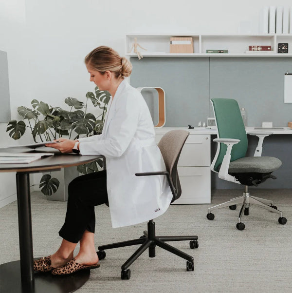 poste de travail et table ronde pour un professionnel dans le domaine de la santé