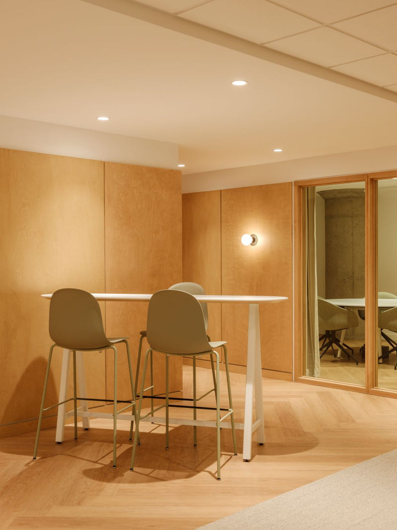 Table haute bureau avec tabourets beiges et cloison bois