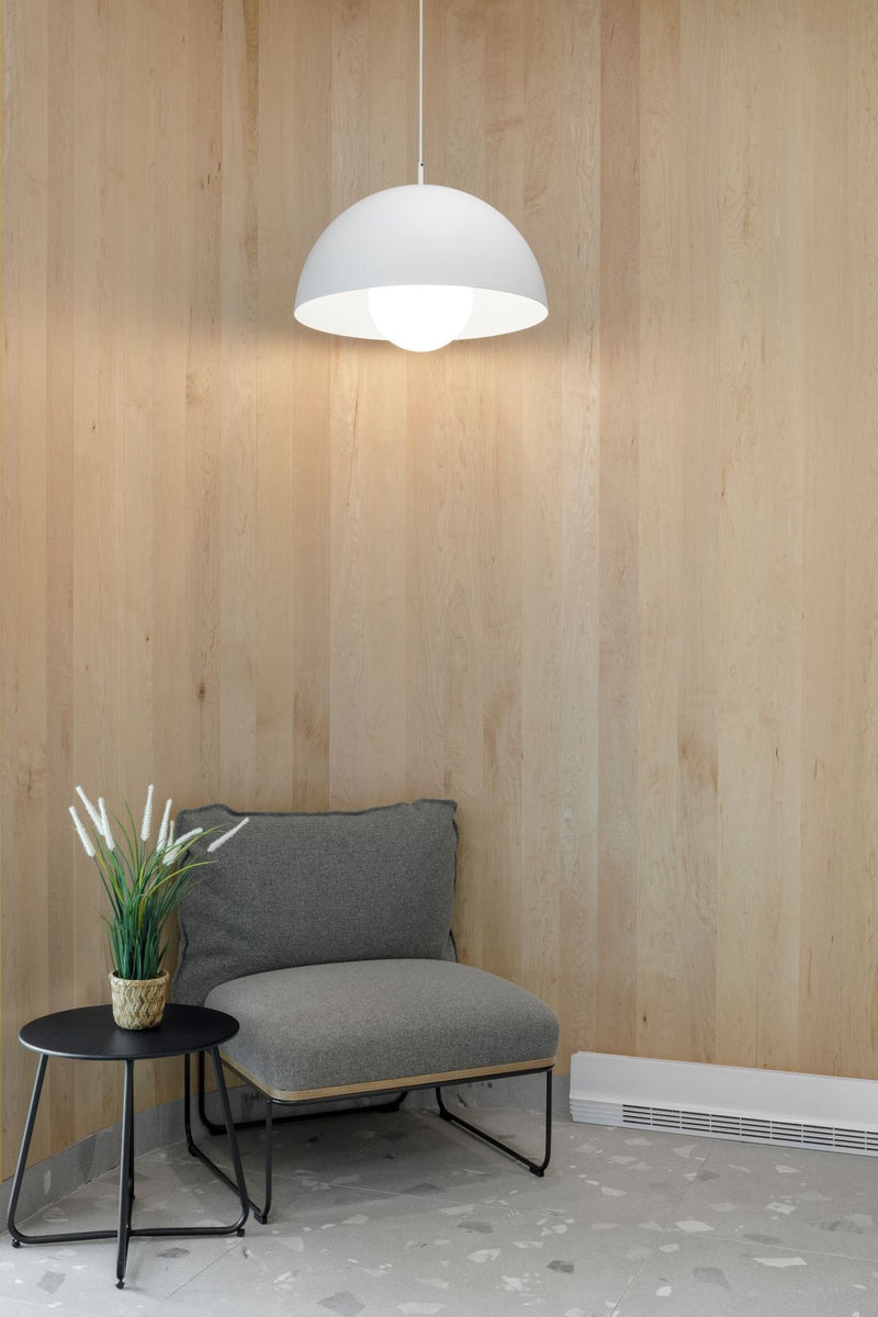 Coin d'accueil de clinique dentaire scandinave avec fauteuil gris et mur en bois naturel - mobilier médical minimaliste avec suspension blanche design et table d'appoint noire