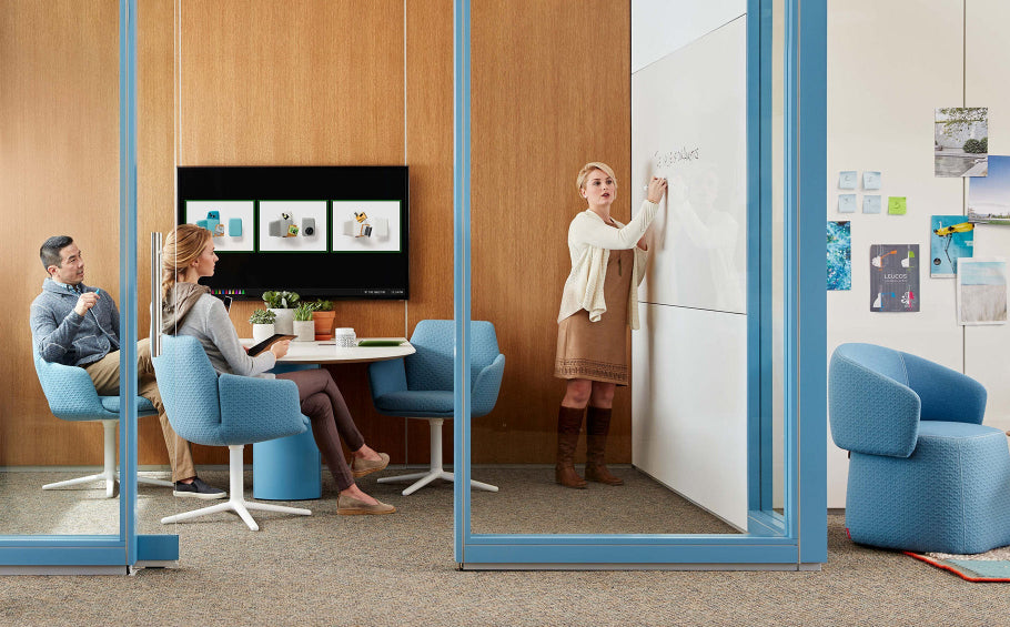 Salle de rencontre avec mur en porcelaine blanc pour écriture